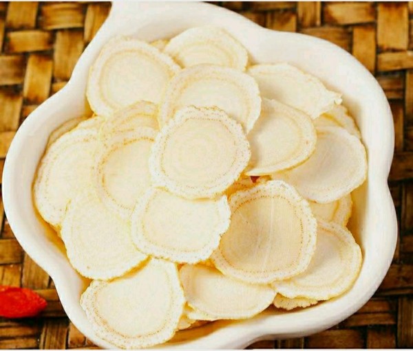 阿胶块与西洋参片并列摆放，背景为传统中药柜，光线柔和，突出药材天然质感