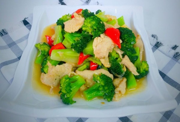 西兰花与鸡胸肉合炒