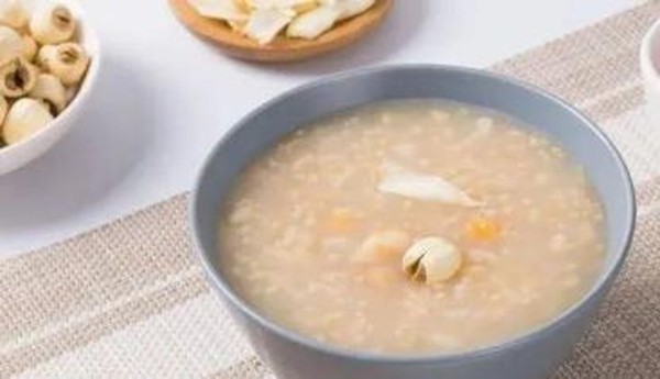 成品蒸莲子羹特写图