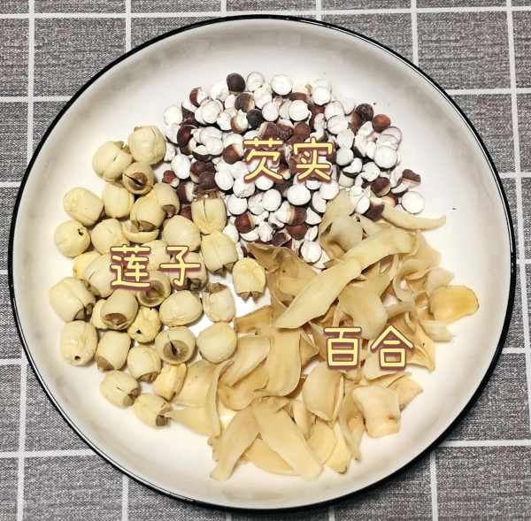 莲子与百合等原材料摆放示意图