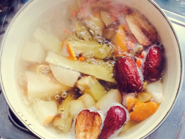 绿豆陈皮红枣汤炖煮过程特写