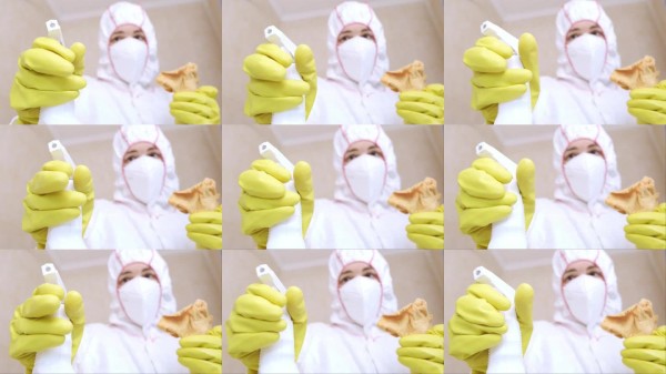 一位穿着防护服和口罩的专家手持去霉剂。清洁专家正在消毒浴室以消除霉菌。高质量4K画面。