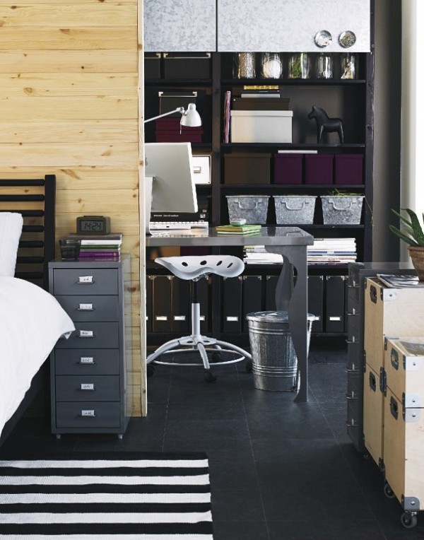 一间紧邻书房的卧室。屋内采用深浅交替的配色方案。摆放着各式各样的储物箱。