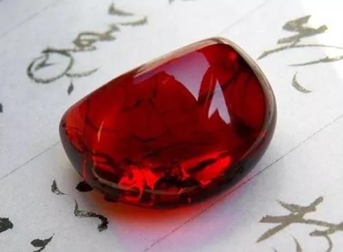 血珀到底贵不贵（真正的血珀值钱不多少钱一克）