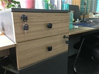 九成新四人位办公桌一张