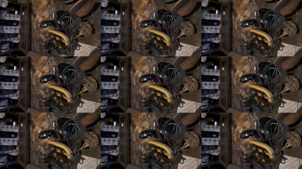 旧厨房用具挂在墙上:复古风格