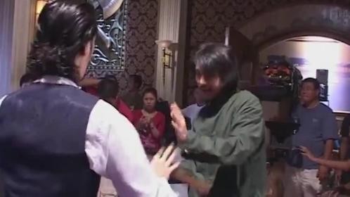 原来周星驰电影中隐藏了这么多细节？为何好人总会被人拿枪指着