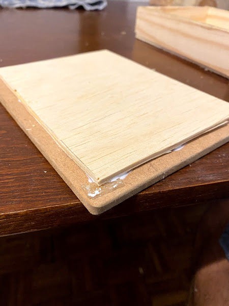 將蓋子黏貼固定