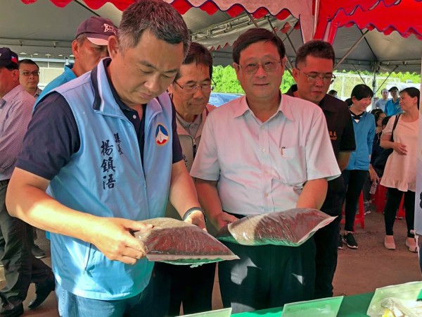 杨镇浯县长（左）与环保署长张子敬（右）检视厨余有机肥料，现场勘查运作情况。（李金生摄）