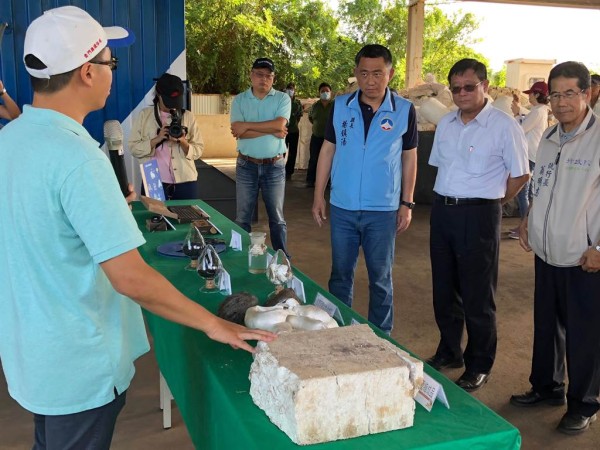 张子敬（右二）参观近期启用的海漂保丽龙溶解货柜运作，对金门县结合企业资源，妥善处理海漂垃圾十分肯定。（李金生摄）