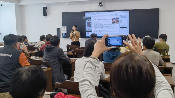 手机短视频与AI应用班学员边听课边跟着老师所教内容进行手机实践操作。