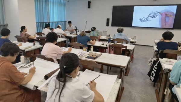 国画花鸟班学员通过指法摄像头和电子屏,可实时观摩老师的笔法运用细节。