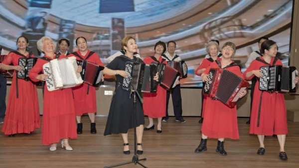 巴扬手风琴提高班在器乐系2024-2025学年期末汇演上合奏《兰巴达》。