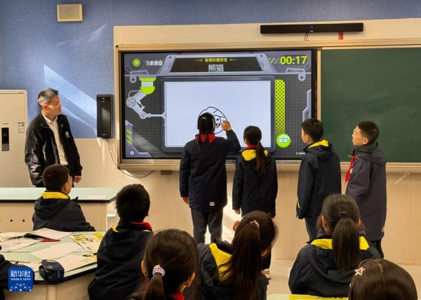 　　在杭州市春晖小学，授课教师齐传鹏在给学生们上人工智能通识课。新华社记者郑可意 摄