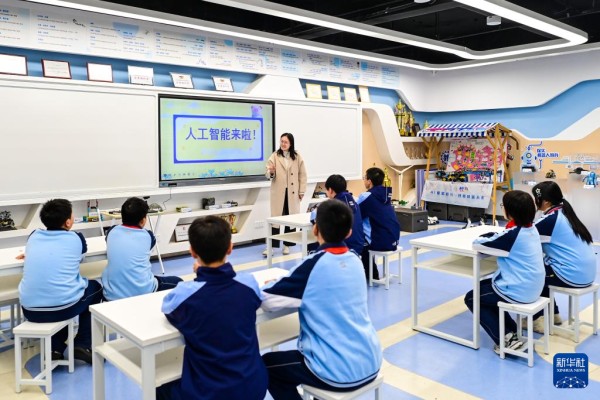   12月2日，杭州市保俶塔实验学校的学生们在人工智能通识课上学习。新华社记者 江汉 摄