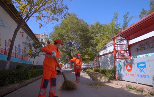 村环卫工人及时清扫村内垃圾。邱县县委宣传部供图
