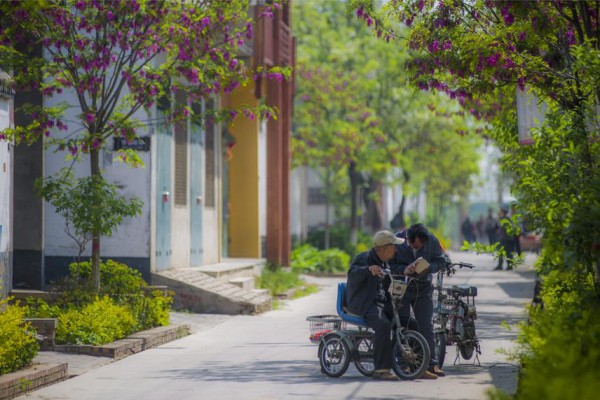 在邱县新马头镇新鲜庄村,村民们在整洁的道路上散步交谈。邱县县委宣传部供图