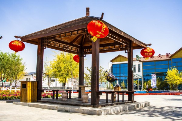 在邱县梁二庄镇坞头村,村民们休息纳凉的户外休闲亭。邱县县委宣传部供稿