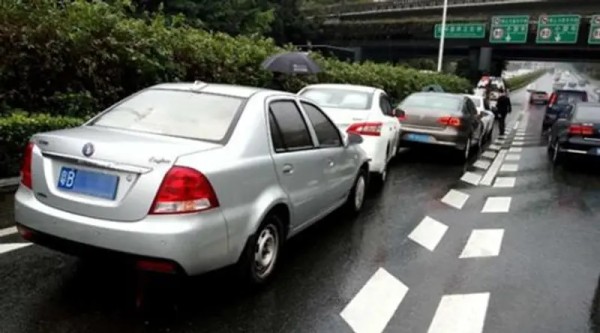 汽车如何在城市道路中自由行驶,那你要看会这5种驾驶技巧了