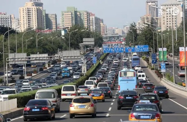 汽车如何在城市道路中自由行驶,那你要看会这5种驾驶技巧了