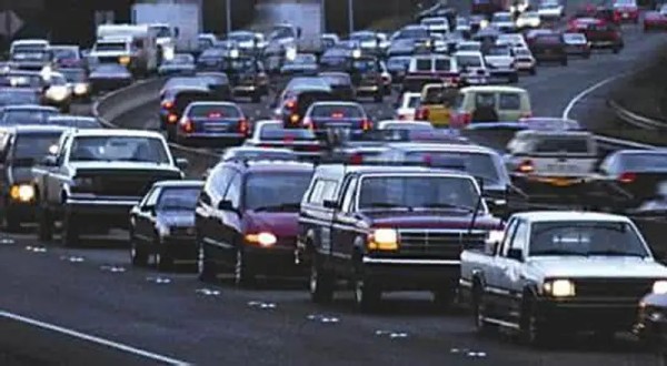 汽车如何在城市道路中自由行驶,那你要看会这5种驾驶技巧了