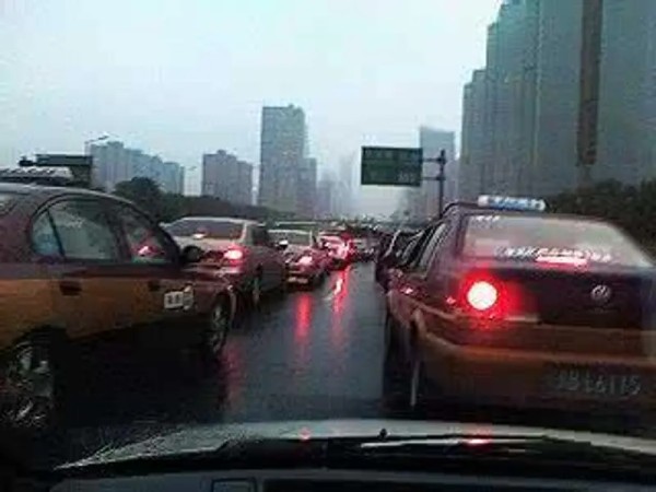 汽车如何在城市道路中自由行驶,那你要看会这5种驾驶技巧了