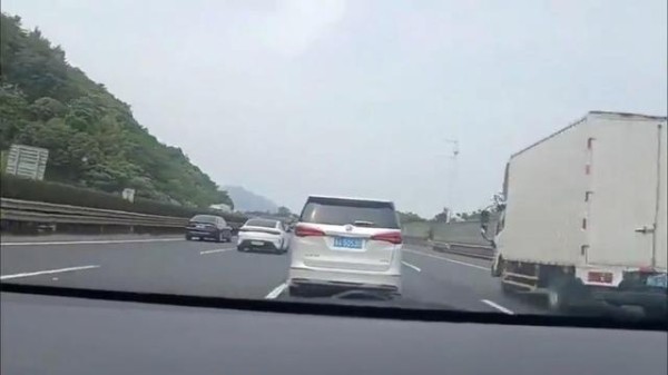 新手司机必备的15个安全驾驶技巧指南-有驾