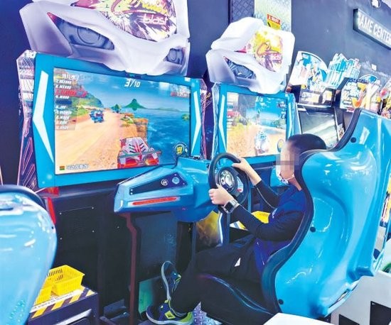 游戏厅里,孩子从刺激中获得快乐。