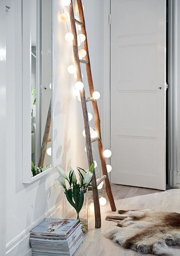 柔黄的小灯泡串