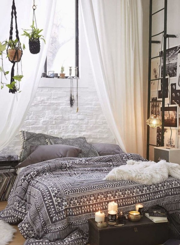 柔黄的小灯泡串