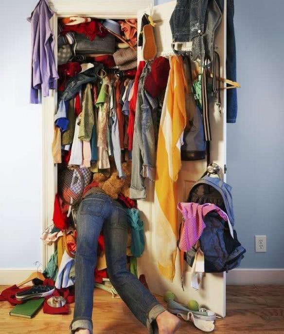 家里衣服太多,不知道怎么收纳?教你一招,再多衣服也能放进衣柜