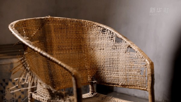 党史学习教育这把被顶破的藤椅见证过他的日日夜夜