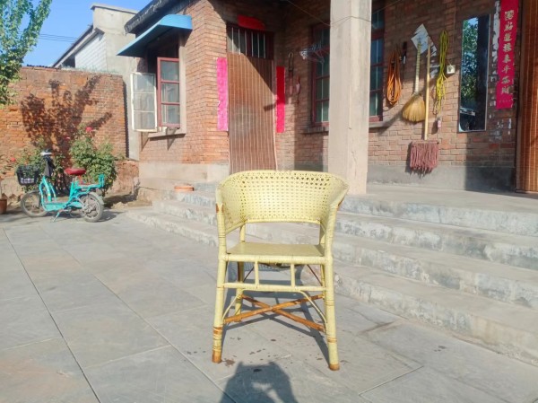 今天花150块钱,安阳狗市淘了一把80年代的老藤椅,不知道值不值?