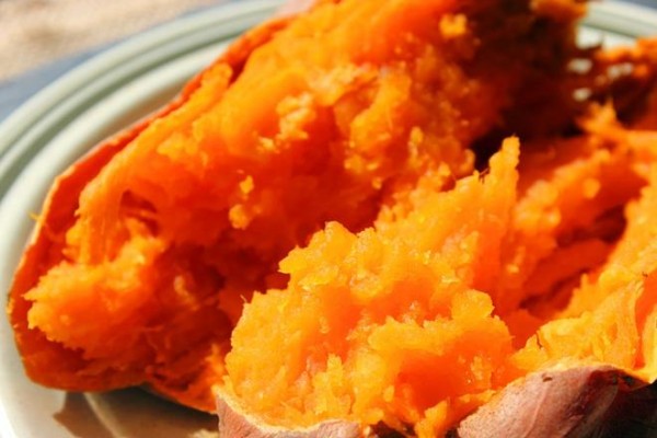 【健康三餐】简单好吃的微波炉烤红薯的做法