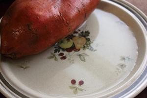 【健康三餐】简单好吃的微波炉烤红薯的做法 步骤1