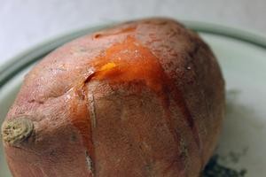 【健康三餐】简单好吃的微波炉烤红薯的做法 步骤2