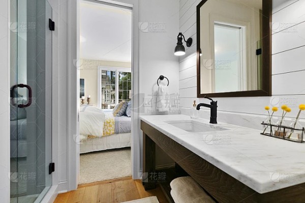 可爱的浴室，开放式储物架