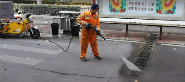 冲洗下水道井盖