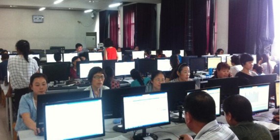 托管学生软件：家庭教育的新趋势托管学生软件：家庭教育的新趋势随着社会的进步和科技的发展，家庭教育的形式也在不断发生变化。传统的家长辅导孩子的方式逐渐被更多科技化、智能化的手段所替代，其中托管学生软件便成为了家庭教育中的新趋势。托管学生软件通过利用现代信息技术，帮助家长更好地管理和指导孩子的学习，成为了现代家庭教育的重要工具。托管学生软件通常具备多个功能，其中最核心的作用是对学生的学习进行科学管理。通过软件，家长可以实时查看孩子的学习进度、作业完成情况以及成绩表现，不仅能够及时发现问题，还能有效调整教育策略。比起传统的面对面辅导，托管学生软件具备了更高的灵活性和便捷性，家长可以在任何时间、任何地点了解孩子的学习状态。此外，托管学生软件还能帮助家长进行个性化教育。通过收集和分析孩子的学习数据，软件能够根据孩子的学习特点和薄弱环节，推送个性化的学习资源和辅导建议。这种量身定制的辅导方式，让每个孩子都能在自己的节奏下进步，而不必受到“标准化”教育模式的束缚。托管学生软件的另一大优势在于可以为家长节省大量的时间和精力。现代家长在忙碌的工作和生活中，往往难以抽出太多时间来辅导孩子。通过托管学生软件，家长可以通过手机或电脑随时跟进孩子的学习情况，减少了亲自辅导的负担，同时也能够更好地与孩子进行互动。然而，托管学生软件也并非完美无缺。在使用过程中，家长应当避免过度依赖软件，忽视与孩子的情感交流和思想沟通。教育不仅仅是学业的提升，更是人格的塑造与价值观的培养。托管学生软件只能作为家庭教育的辅助工具，真正的教育依然需要家长的关爱与陪伴。总之，托管学生软件作为家庭教育的新趋势，在帮助家长管理孩子学习、提供个性化辅导和节省时间方面展现了显著优势。然而，家长在使用时也应保持理性和审慎，确保科技辅助与情感教育相结合，才能更好地促进孩子的全面成长。