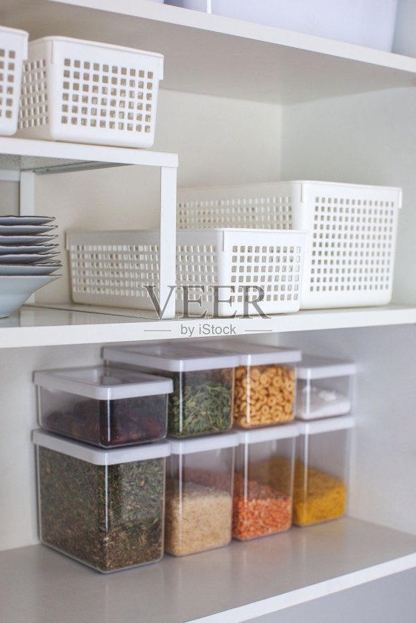 房屋装饰的想法。储藏室在厨房。家组织。照片摄影图片