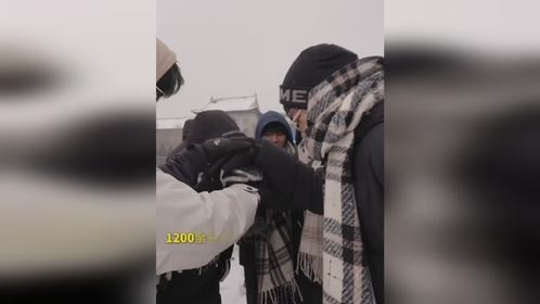 哈工程师生在军工操场上绘就雪地航母