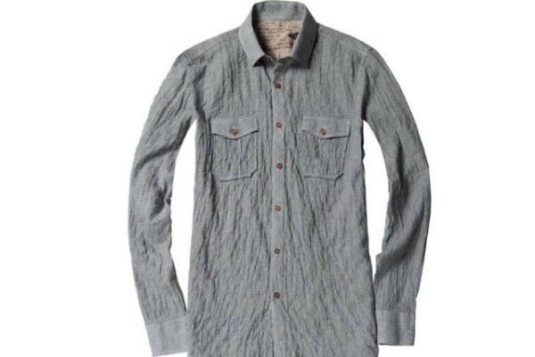 衣服上面褶皱太多怎么办？可以使用吹风机，也用湿毛巾来抚平