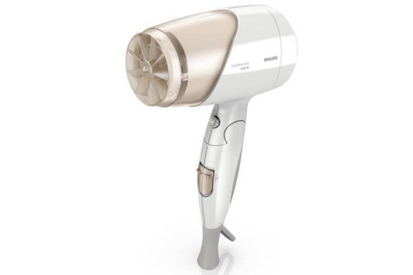 衣服上面褶皱太多怎么办？可以使用吹风机，也用湿毛巾来抚平