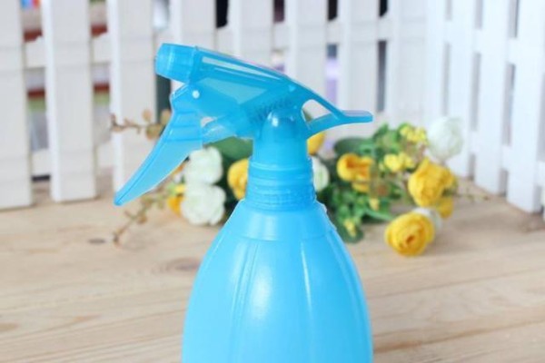 衣服上面褶皱太多怎么办？可以使用吹风机，也用湿毛巾来抚平