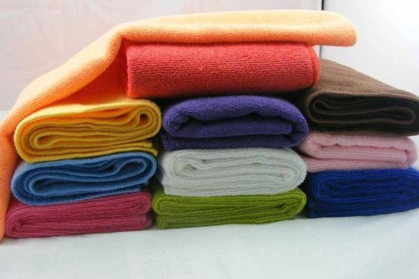 衣服上面褶皱太多怎么办？可以使用吹风机，也用湿毛巾来抚平