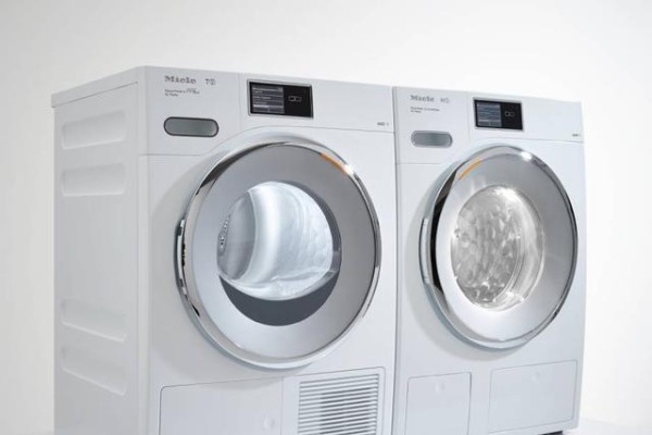 衣服上面褶皱太多怎么办？可以使用吹风机，也用湿毛巾来抚平