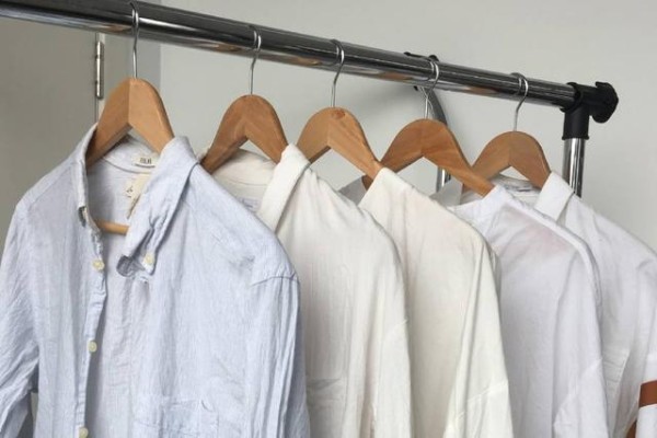 衣服上面褶皱太多怎么办？可以使用吹风机，也用湿毛巾来抚平