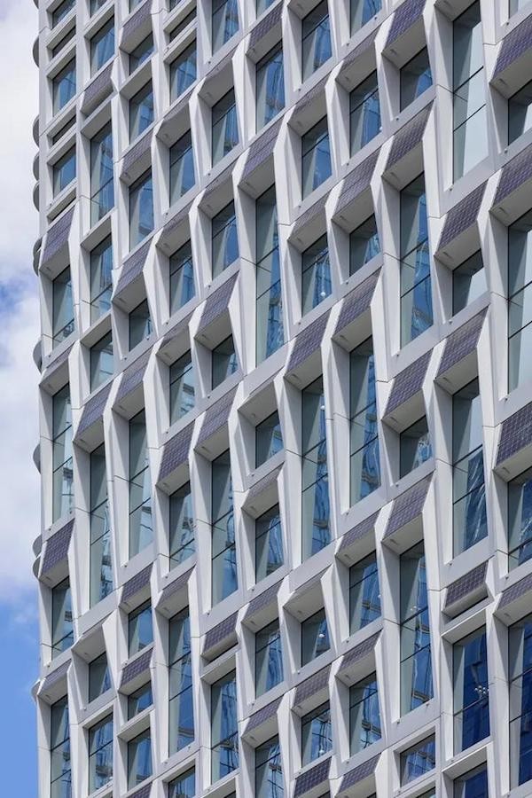 大小不一的窗户赋予了大楼外观全新的视觉效果