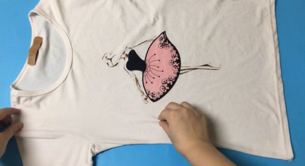 折叠衣服有窍门，只需要掌握二线三点，叠衣服又快速又整齐