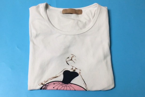 折叠衣服有窍门，只需要掌握二线三点，叠衣服又快速又整齐